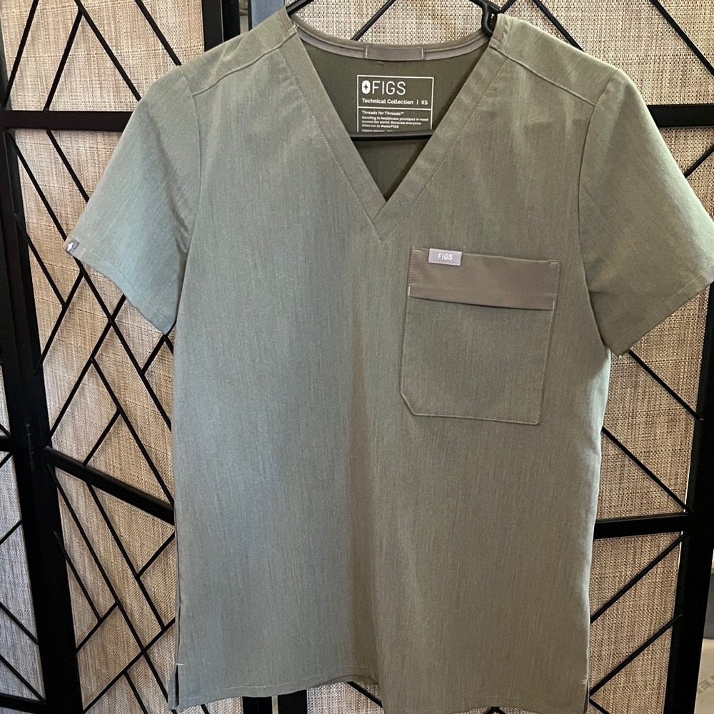 Figs Woman’s Catarina Heathered Olive Short Sleeve Shirt